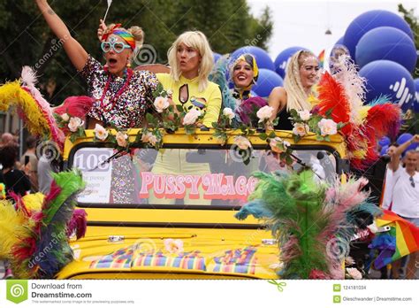 jaarlijks pride parade lgbt indrukken van homosexueel en lesbiennes die aan vrolijk pride parade