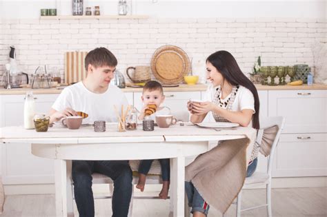 Familia Feliz Desayunando Juntos Familia Joven Que Come En La Mesa En