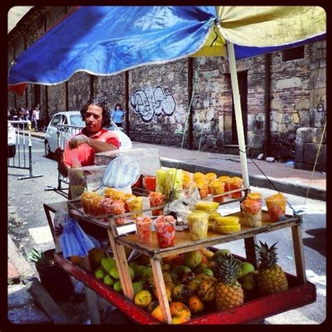Maybe you would like to learn more about one of these? Un vendedor de frutas tropicales en la calle, Bógota, Colombia