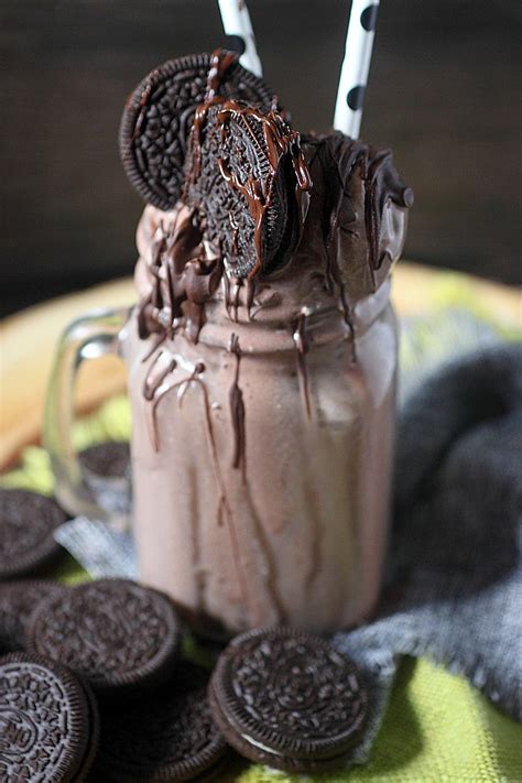 I always, always end up multiplying ice cream recipes. Boozy Oreo & Chocolate Cream Milkshake - Convenile