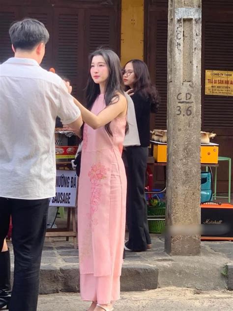 Á Hậu Phương Nhi Bị Bắt Gặp Khi Dạo Phố Nhan Sắc Qua Camera Thường Gây
