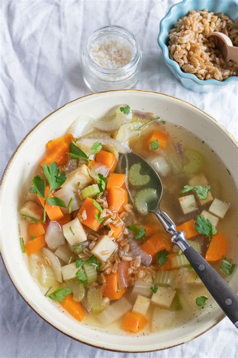 Klare Gemüsesuppe kochen ein einfaches Rezept einfach wandelbar