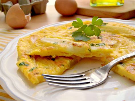 Tritare con la mezzaluna i cipollotti insieme a rosmarino e timo. Frittata con cipollotti un secondo saporito e veloce ...