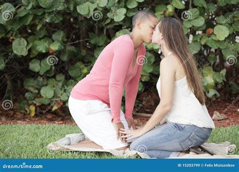 Het Lesbische Vrouwen Kussen Stock Afbeelding Image Of Lang