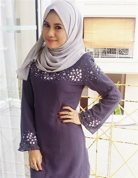 Gambar Bertudung Mila Jirin Pakai Baju Kurung Ketat