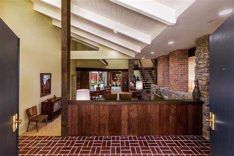 Hgtv Brady Bunch House Renovation