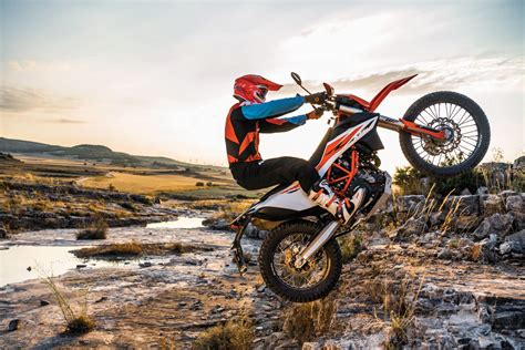 The ktm 690 enduro r was introduced in 2009, differing from the basic 'e' models by having an orange frame, different styling and 20 mm longer suspension travel, thus being 20 mm higher. KTM 690 Enduro R 2019
