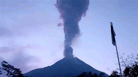 breaking news gunung merapi kembali erupsi tinggi kolom mencapai 3 000 meter