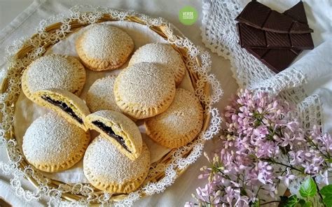 Farina 250 gruova 3burro 250 grzucchero 200 grnocciole 100 grcocco disidratato 100 grlievito per dolci 1 bustinavanillina 1 bustinamarmellata di fragole lasciamo ammorbidire il burro a temperatura ambiente. Biscotti con crema al cioccolato senza uova burro e latte ...