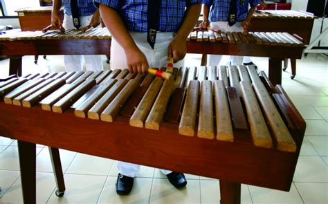 Kesemua bambu tersebut disusun sedemikian rupa dan dimainkan dengan cara dipukul menggunakan pemukul. 45SNG: Alat Musik Tradisional Talempong Berasal Dari Daerah