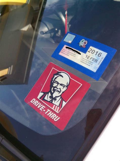 Menutupkan lubang cermin kereta yang retak itu dengan tape. Cara Mudah Tanggalkan Road Tax Tanpa Tinggalkan Kesan Gam ...