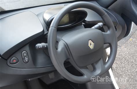 Halogen headlamps, foldable rear seats, drive computer, airbags 1. Renault Twizy 1st gen (2015) Interior Image #24140 in ...