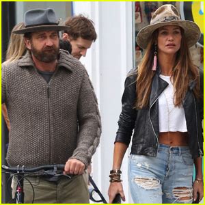 Gerard butler poses in the e! Gerard Butler Kicks Off His Weekend with Girlfriend Morgan ...