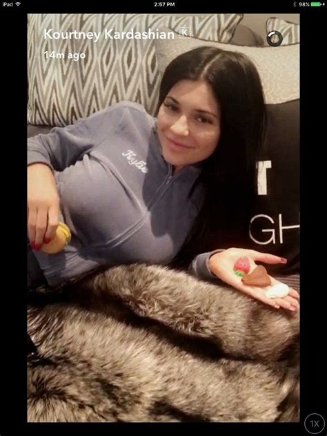 Kylie Jenner Flashes Diamond Band On Her Wedding Finger Kylie Jenner Flash Kylie Kylie Jenner