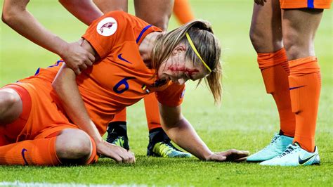 Vrouwen Zijn Gewoon Bezig Met Voetbal Niet Met Het Randgebeuren