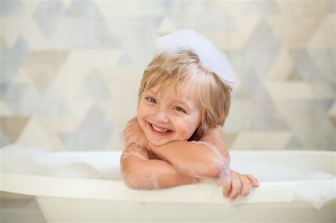 Bebé Feliz Se Baña En El Baño Foto Premium
