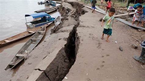 La gente busca desesperadamente a parientes y amigos. Nuevos sismos causan alarma en Perú tras terremoto en ...
