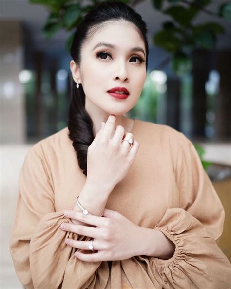 10 Potret Gorgeous Sandra Dewi Definisi Shining Shimering Splendid