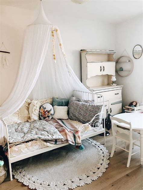 Top everything off with beautiful appliques! 40 Beautiful And Cute Shabby Chic Kids Room Designs - DigsDigs