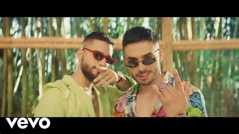 Es que ella tiene un movimiento diferente (eh) como coro: Maluma, Reykon El Líder - Latina (Official Video) - YouTube