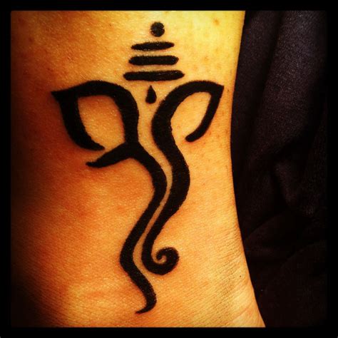 Many of the more intricate tattoo designs that you will find for a ganesha tattoo will feature him in the traditional indian garb that he wears when he prays. My #ganesh #tattoo | Tatuagem tribal, Ideias de tatuagens