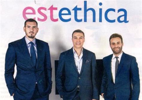 5 kardeşi olan akdoğan, babası yetiştirme yurdunda görevli olduğu için, çocukluğunda 12 yıl yetiştirme yurdunun lojmanlarında yaşadı. Katar'dan Rusya'ya estetik merkezleri kuracak