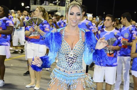 Decotada Carol Narizinho Arrasa Em Ensaio De Carnaval Em Sp Quem São Paulo