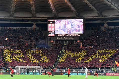 Protagonista lo stemma asr con la lupa capitolina al centro. FBL-ITA-SERIEA-ROMA-LAZIO-DERBY coreografia curva sud ...