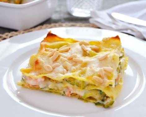 D'altra parte chi l'ha detto che le lasagne, tipico primo piatto della cucina emiliana, si prestano ad essere declinate in un'infinità di varianti golose. Lasagne verdi con salmone | Ricetta e Cucina