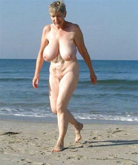 Les gros nibards d une vieille peau naturiste à la plage Photos