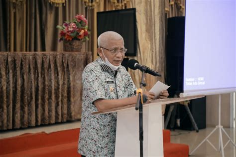 Kebijakan kesehatan adalah bagian dari institusi, kekuatan dari aspek politik yang memengaruhi masyarakat pada tingkat lokal, nasional dan dunia (leppo, 1997). Bupati Buka FGD Tentang Kebijakan Pertambangan dan ...