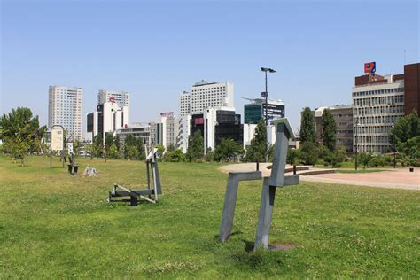 Líder da amnistia internacional portugal abre o livro no capítulo no desporto. Jardim da Amnistia Internacional em Lisboa • Portugal