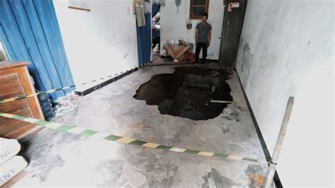 Rumah yang minimalis, unik dan simple. Dampak Gempa, Lantai Rumah Warga Malang Ambles | kumparan.com