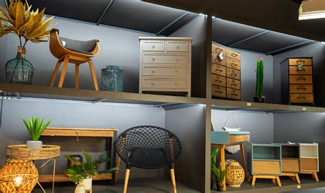 Entrez, notre espace COSY c'est au fond du magasin avec plein de
