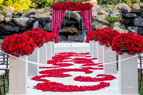 21 Elegant Flower Petal Aisle Runners For Your Wedding