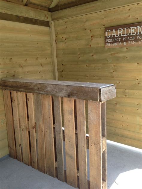 Den raum wirkt deutlich einladender und macht den einruck. Bar in het poolhouse DIY paletten. | Pool bar, Selber ...