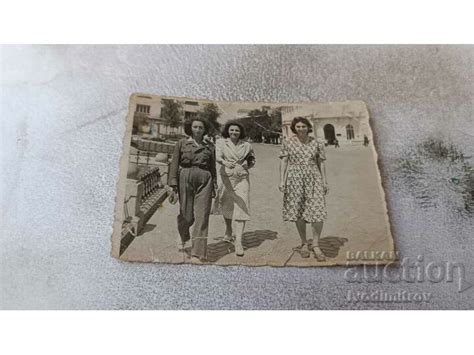 Снимка София Три млади жени на бул Царъ Освободителъ Стари снимки Изделия от хартия
