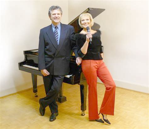 The spitch voice biometrics system receives the audio stream from the luware contact center solution integrated with skype for business at migros bank. ALLEINUNTERHALTER DUO IN - FORMATION