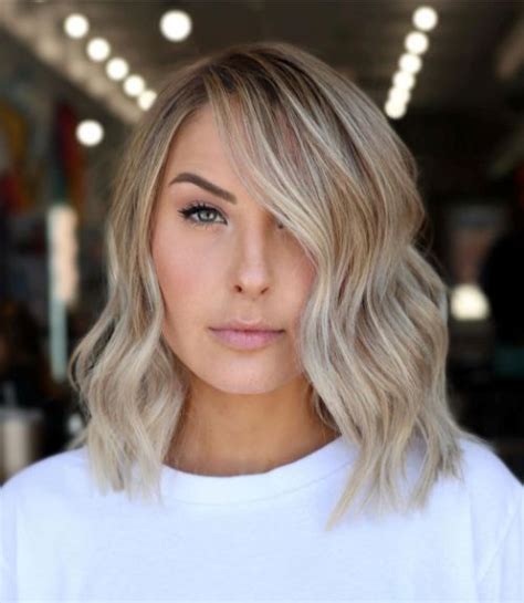 To help you with this, we have handpicked these short haircuts for round faces that are sure to inspire you and help you get the hairstyle of your dreams! 40 Gorgeous Medium Haircuts for Round Faces - Babydoll Couture Glam