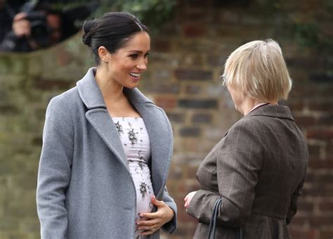 Herzogin meghan war der hingucker bei den fashion awards in london. Herzogin Meghan zeigt ihren Babybauch - und der ist riesig