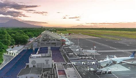 El aeropuerto de el salvador, cuyo nombre completo es aeropuerto internacional de el salvador monseñor oscar arnulfo romero y dicho aeropuerto fue construido a mediados de los años 70s, para sustituir al aeropuerto de ilopango, que luego pasaría a ser un aeropuerto de carácter militar. Entrega de ampliación de aeropuerto Romero podría ...