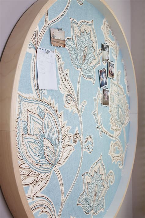 A gallery wall can have a strong impact in a dining room, whether you mix and match, or stick to an elegant theme as seen here. Pin on Crafts