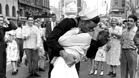 Remembering The Iconic V J Day Kissing Photograph Cbs News