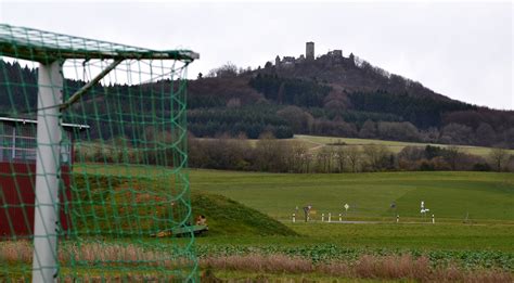 Der tus ahausen bietet ein breites spektrum von sportarten an, wo für jeden etwas dabei sein sollte. SSV Herschbroich 2:1 TuS Hausen II | Flickr