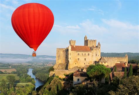 Chateau de beynac sits high above the dordogne river, in the village of beynac. Montgolfière et Châteaux à Beynac en Dordogne | Perigord.com