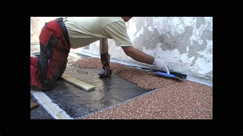 Ein natursteinboden ist widerstandsfähig robust. Gestaltung einer Kiesel-Terrasse mit durchsichtigem ...