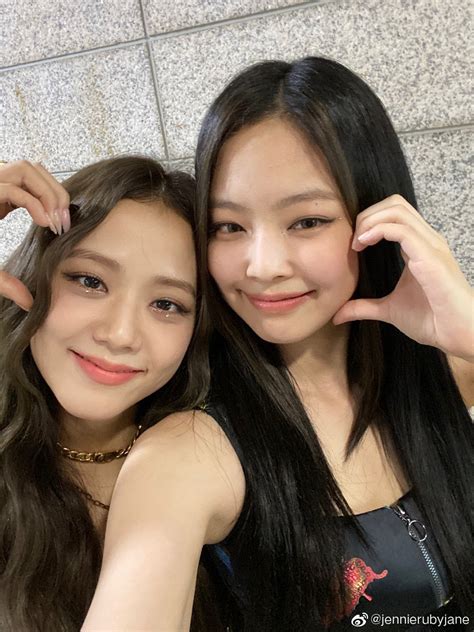 blackpink s jennie showed protective side by shielding jisoo from being exposed kpophit kpop hit