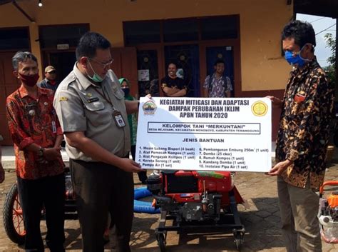 Atmosfer merupakan lapisan udara yang menyelubungi atau menyelimuti bumi hingga pada ketinggian 560 km. Kementerian Pertanian Direktorat Jenderal Perkebunan ...