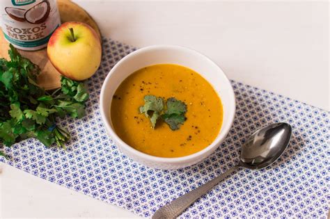 Kruidige wortelsoep met appel en kokosmelk