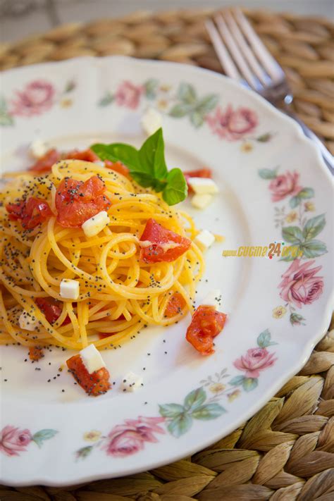 Il primo sale è un formaggio leggero che può essere gustato così semplice oppure mischiato ad altri 1. Spaghetti Pomodorini, Primo Sale e Semi di Papavero ...